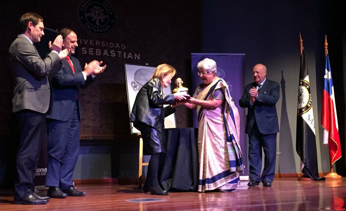 Elena Highton de Nolasco fue distinguida con el premio “Mahatma Gandhi” por la Universidad San Sebastián de Chile