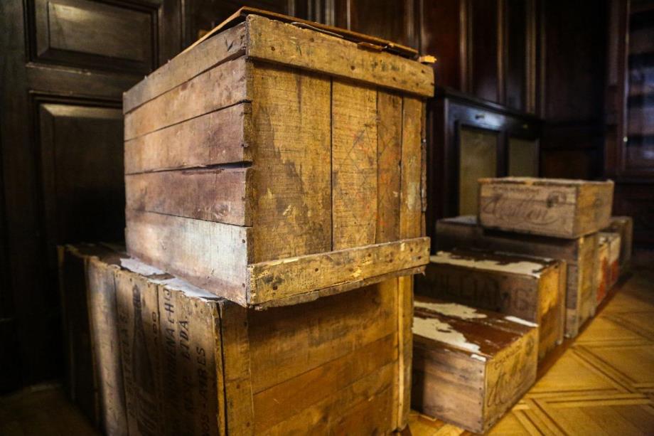 Cajas de madera rotuladas como de champagne Crillón, donde se almacenaban los documentos.