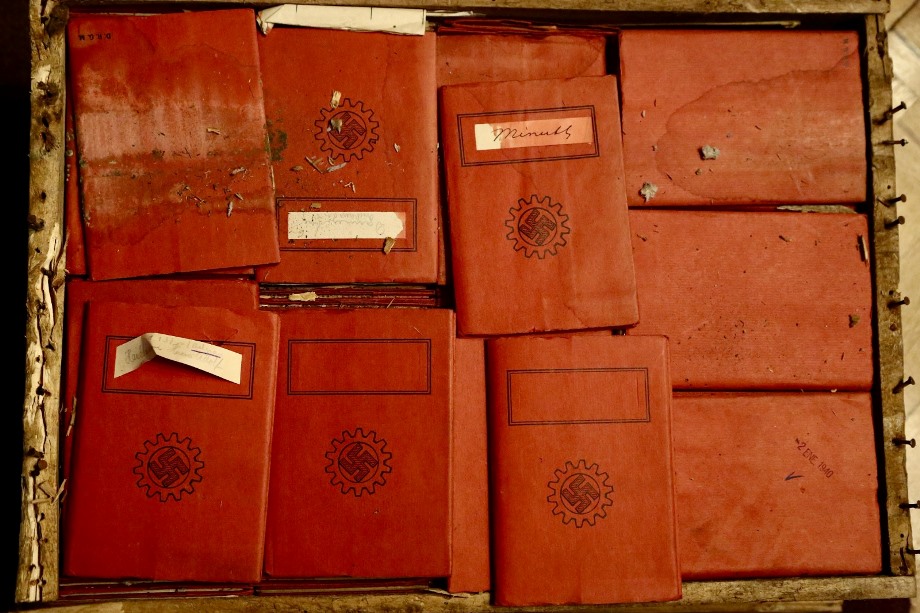 Autoridades judiciales y expertos del Museo del Holocausto evalúan el estado de las libretas halladas y sus posibles conexiones históricas.