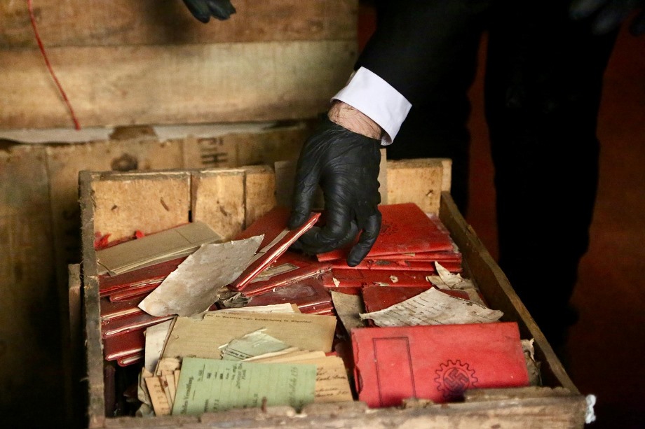 Entre los documentos hay postales, fotografías y material propagandístico del régimen nazi.