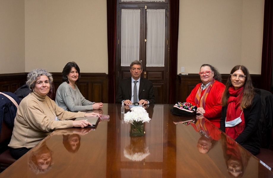 Horacio Rosatti junto a Diana Maffía, Liliana Tojo, María Delia Castañares y Gabriela Pastorino