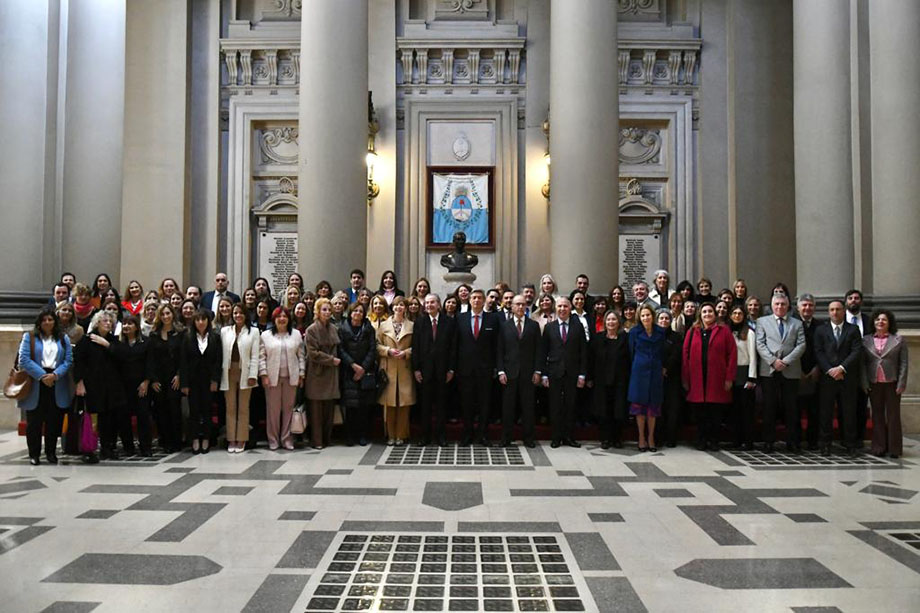 Autoridades, profesores y graduados. Foto: gentileza Consejo de la Magistratura de la Nación.