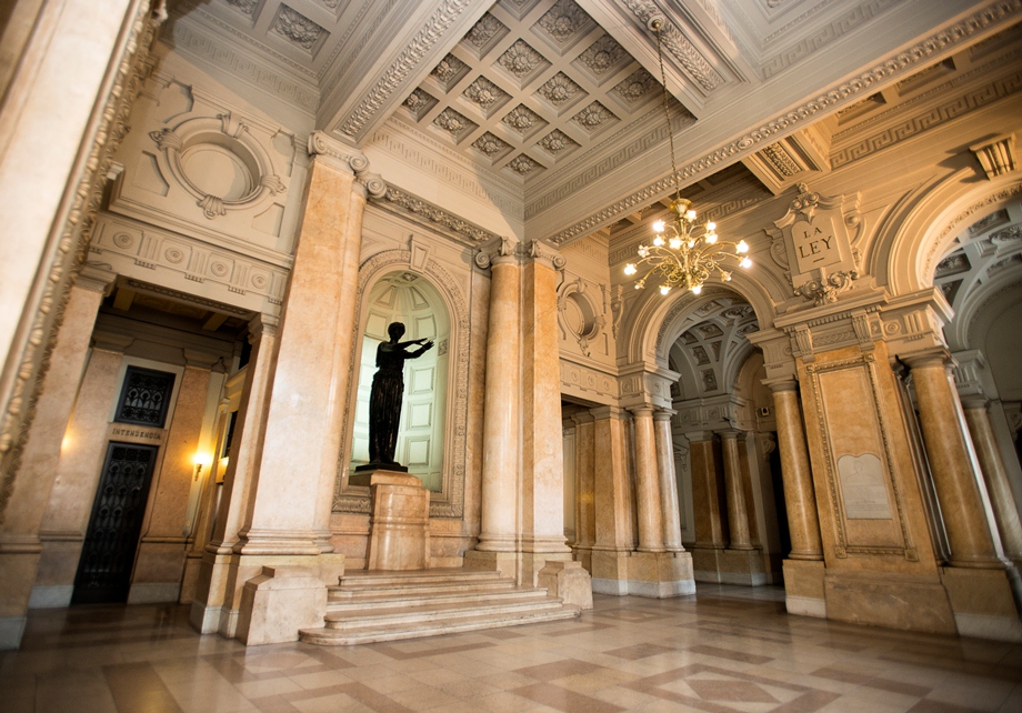 Estatua de la Justicia en el hall de entrada del Palacio de Tribunales.