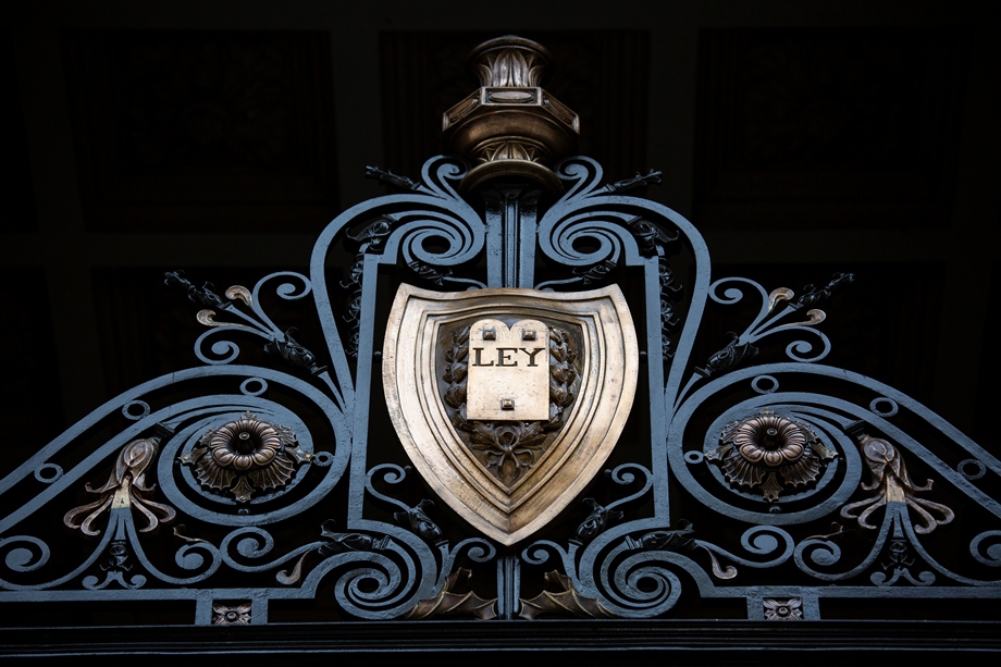 Detalle de herrería de la fachada del Palacio de Justicia.