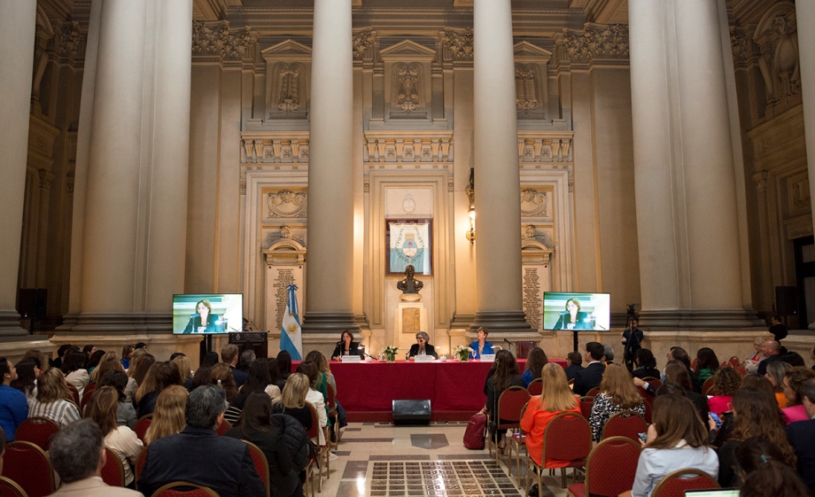 Evento regional sobre abordaje integral de femicidios en el Patio de Honor del Palacio de Justicia.