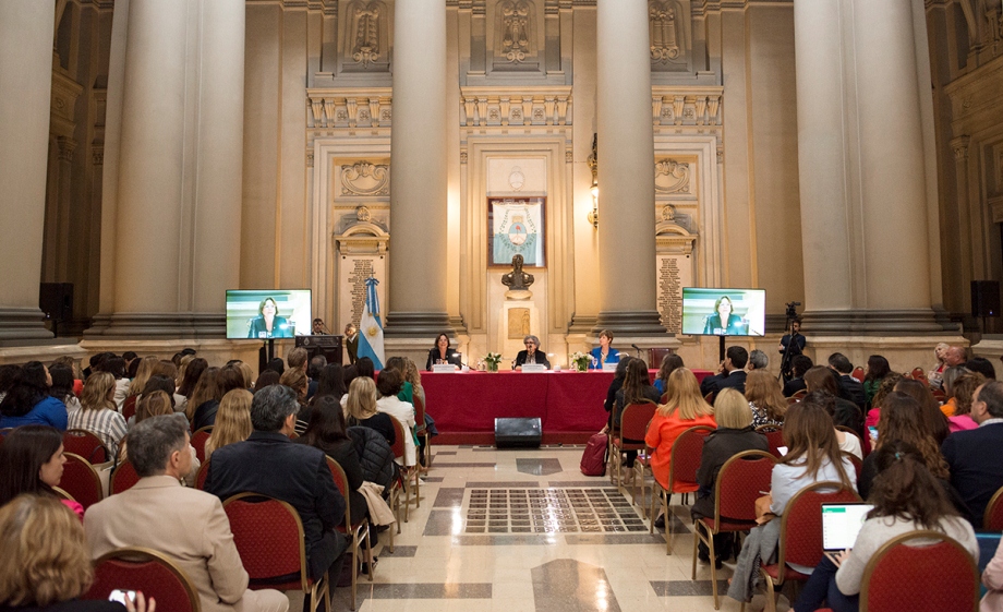 Evento regional sobre abordaje integral de femicidios en el Patio de Honor del Palacio de Justicia.