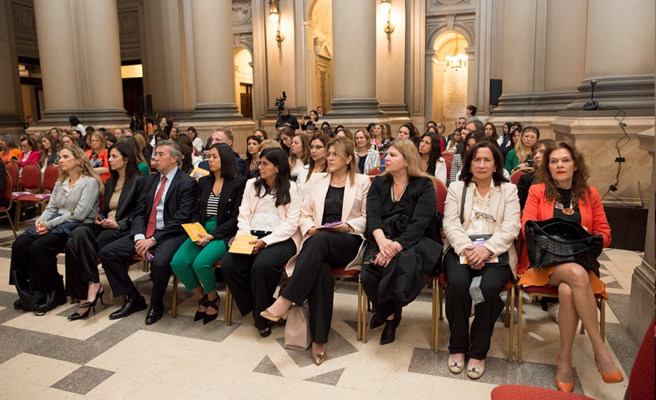 Evento regional sobre abordaje integral de femicidios en el Patio de Honor del Palacio de Justicia.
