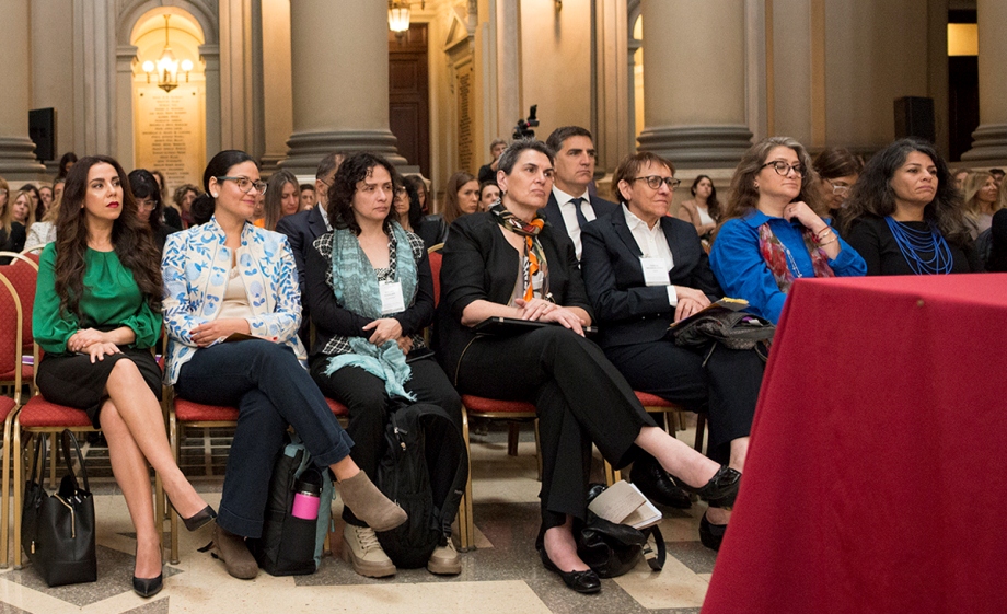 Evento regional sobre abordaje integral de femicidios en el Patio de Honor del Palacio de Justicia.