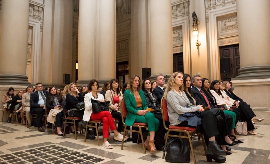 Evento regional sobre abordaje integral de femicidios en el Patio de Honor del Palacio de Justicia.