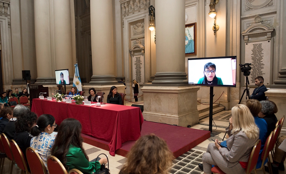 Evento regional sobre abordaje integral de femicidios en el Patio de Honor del Palacio de Justicia.