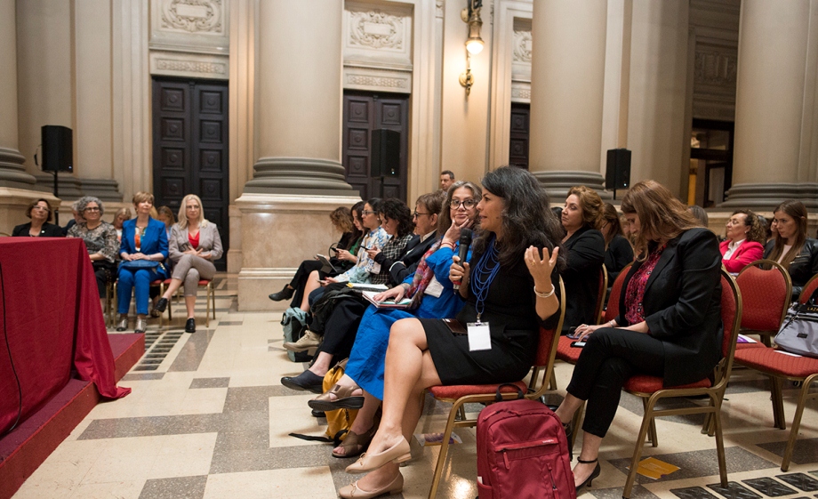 Evento regional sobre abordaje integral de femicidios en el Patio de Honor del Palacio de Justicia.