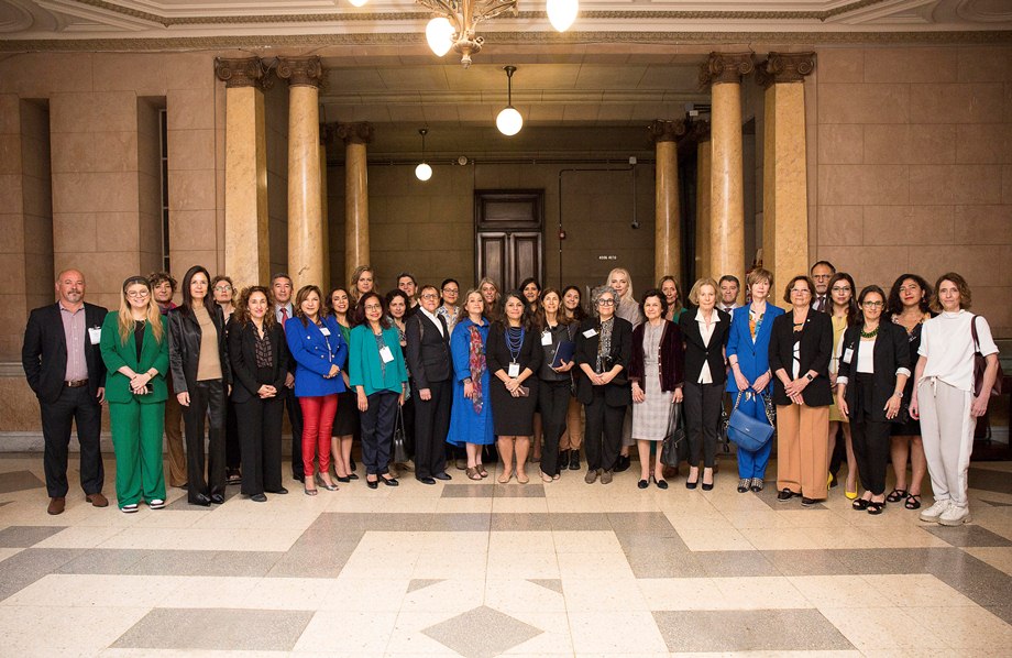 Evento regional sobre abordaje integral de femicidios en el Patio de Honor del Palacio de Justicia.