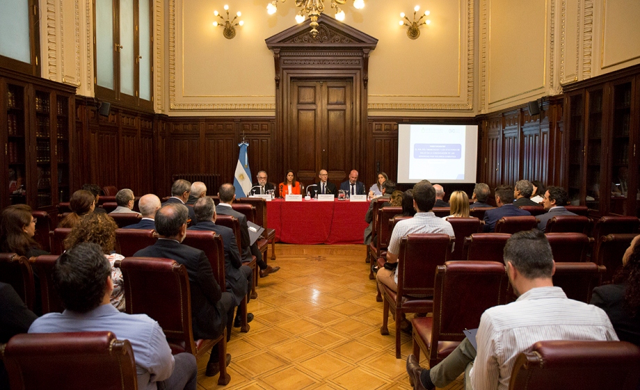 Encuentro sobre sistema de salud y violencia doméstica en el Salón Gorostiaga del Palacio de Justicia.