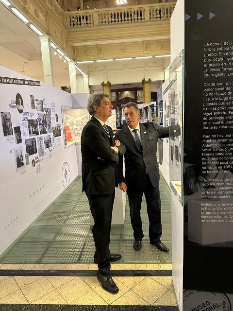 Horacio Rosatti y Alberto Dalla Vía recorren el Museo Electoral.