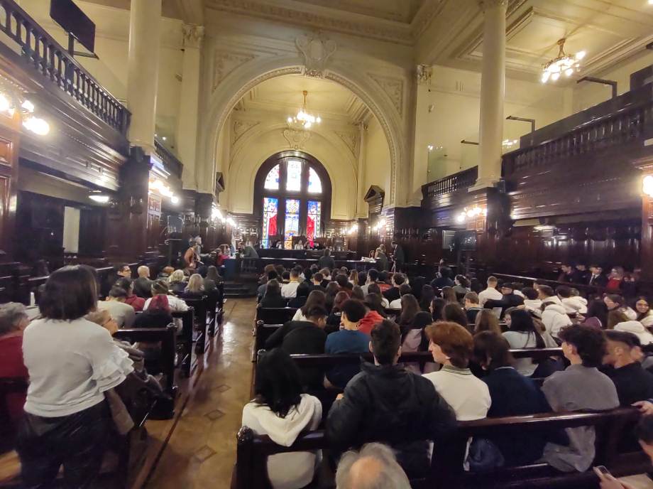 Simulacro de juicio en el Salón de los Derechos Humanos con estudiantes secundarios.