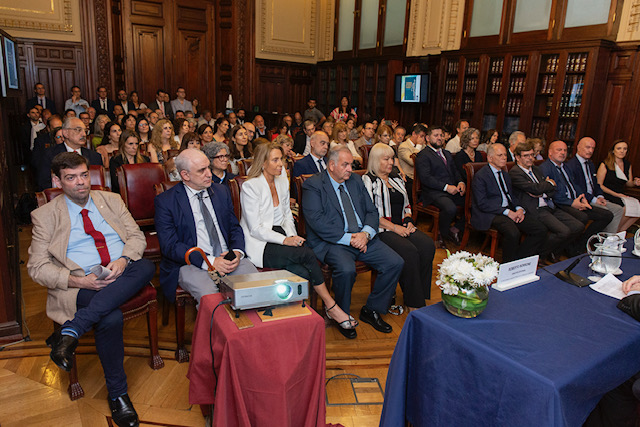 Peritos y especialistas de distintas disciplinas, en la presentación de la revista del CMF.