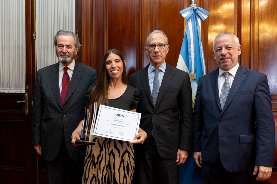 Analía Doña, de Diario Uno, premiada por su nota Las ocho mujeres que tienen en sus manos la suerte de un peligroso capo narco. 